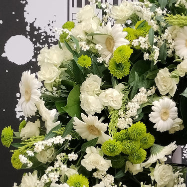 Coroana funerara cu minigerbera (germini), miniroze, santini, euphorbia