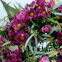 Coroana funerara cu trandafiri, crizanteme, eucalipt