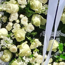 Coroana funerara cu trandafiri si miniroze