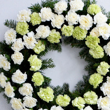 Coroana inmormantare cu garoafe albe si verzi