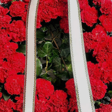 Coroana inmormantare cu garoafe rosii