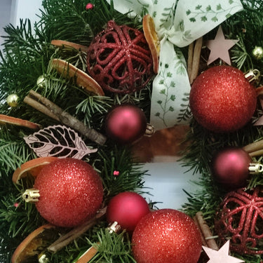 Coronita Craciun cu globuri rosii, scortisoara, felii portocala, decoratiuni lemn