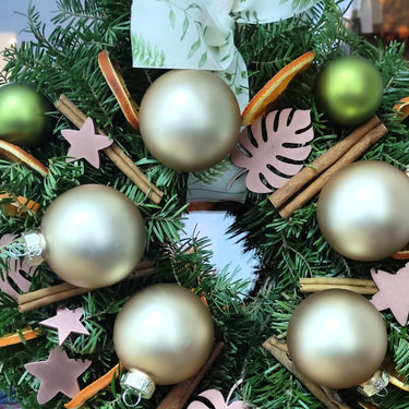 Coronita Craciun cu globuri, scortisoara, felii portocala, decoratiuni lemn