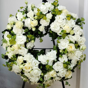 Când și cum se comandă o coroană funerară: reguli, tradiții și greșeli frecvente