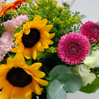 Buchet floarea soarelui, minigerbera (germini), lisianthus (eustoma), solidago, eucalipt