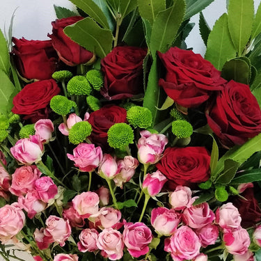 Buchet funerar din trandafiri rosii, crizanteme, miniroze