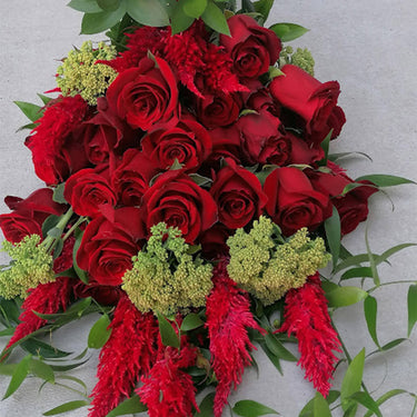 Buchet funerar cu trandafiri, trachelium si celosia