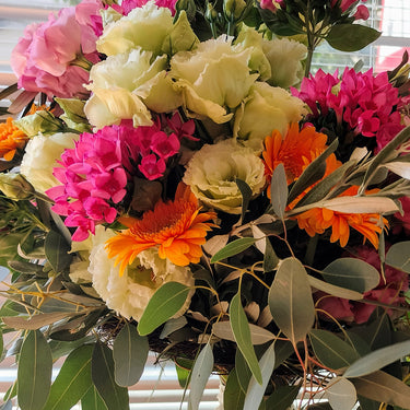 Buchet lisianthus (eustoma), minigerbera (germini), bouvardia, eucalipt