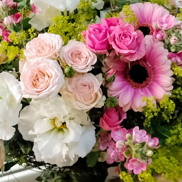 Buchet lisianthus (eustoma), minigerbera (germini), miniroze, oxypetalum, alchemilla