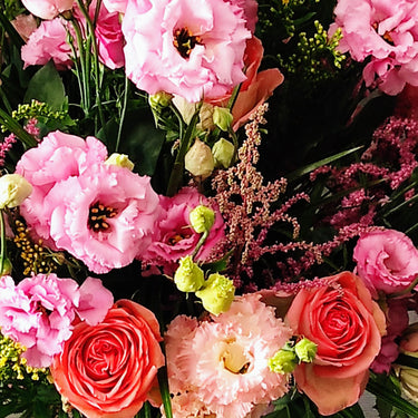 Buchet lisianthus, trandafiri, astilbe, solidago