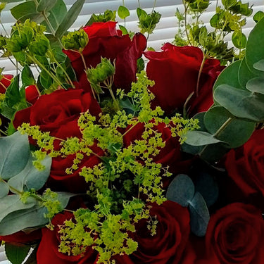 Buchet trandafiri, alchemilla, eucalipt