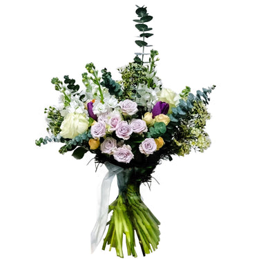 Buchet trandafiri, miniroze, mathiola (micsandre), lalele, waxflower si eucalipt