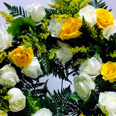 Coroana funerara cu trandafiri galbeni si solidago