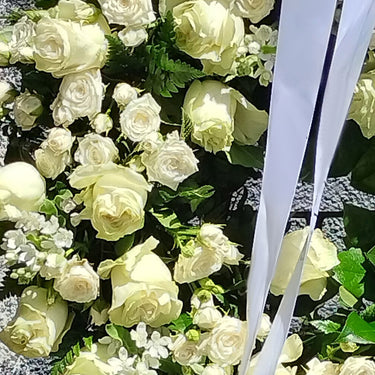 Coroana funerara cu trandafiri si miniroze