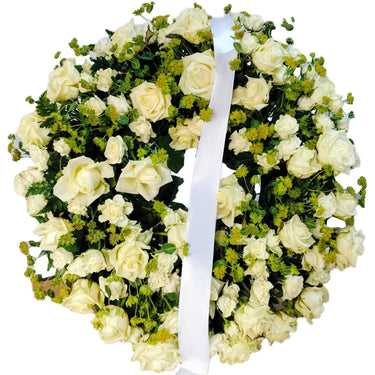 Coroana funerara cu trandafiri, miniroze, bupleurum albe