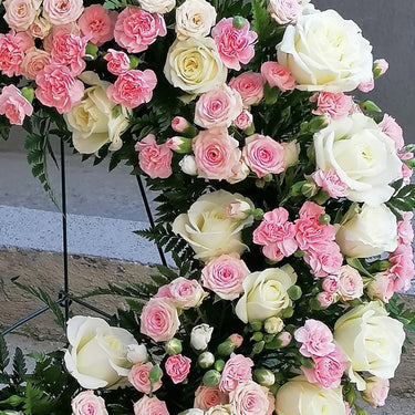 Coroana funerara cu trandafiri, miniroze, garofite albe si roz