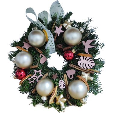 Coronita Craciun cu globuri crem, scortisoara, felii portocala, decoratiuni lemn