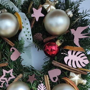 Coronita Craciun cu globuri crem, scortisoara, felii portocala, decoratiuni lemn