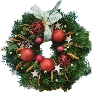 Coronita Craciun cu globuri rosii, scortisoara, felii portocala, decoratiuni lemn