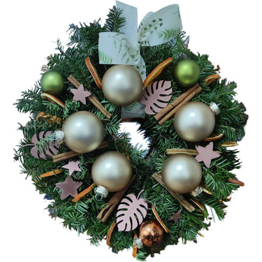 Coronita Craciun cu globuri, scortisoara, felii portocala, decoratiuni lemn