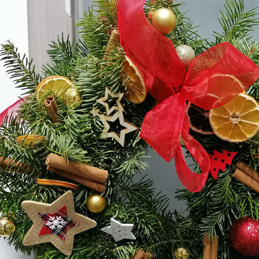 Coronita Craciun cu globuri, scortisoara, felii portocale, decoratiuni, panglica rosie