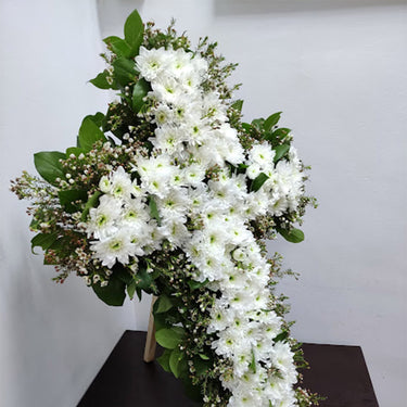 Cruce funerara cu crizanteme si waxflower